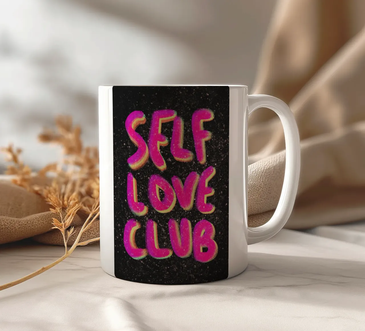 Self-love Club - handlettering pink on black tazza in ceramica da Illustration Raissa Oltmanns