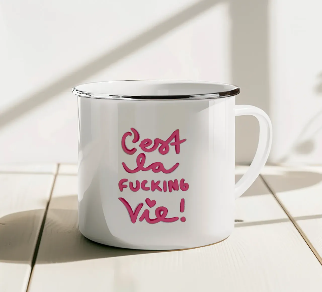 C'est la f*ucking vie! tazza in smalto da Illustration Raissa Oltmanns