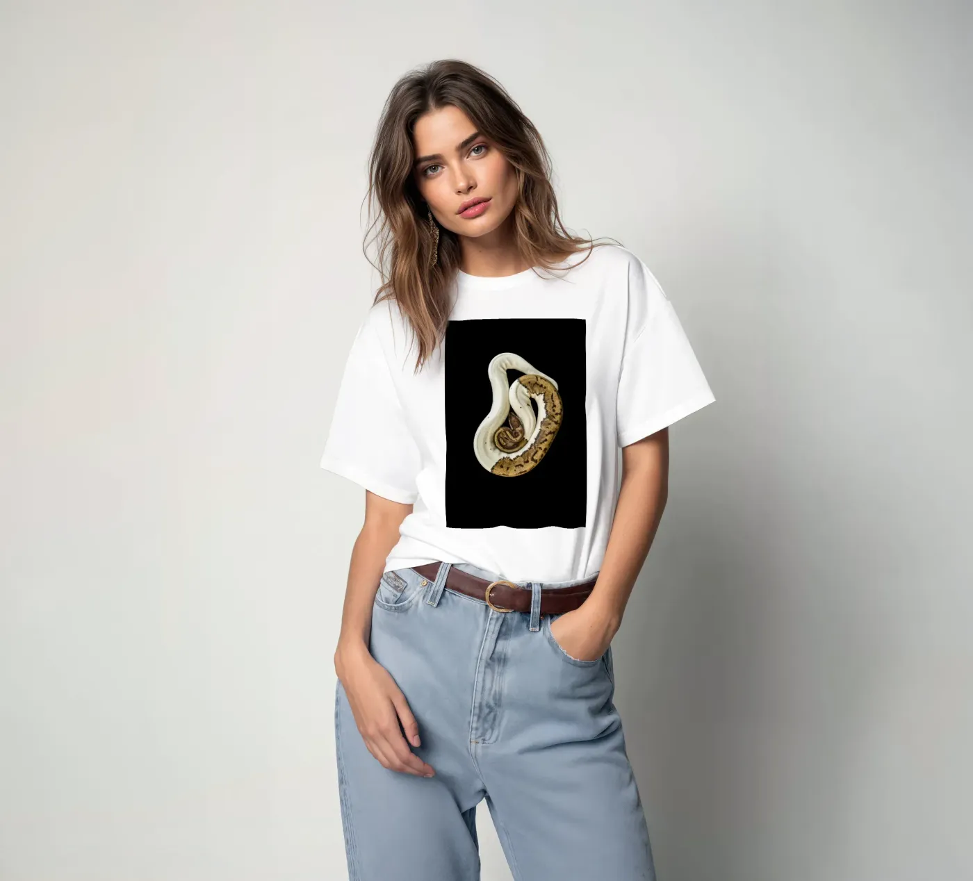 Pitone marrone e bianco t-shirt da Curious Collections by Marielle Leenders