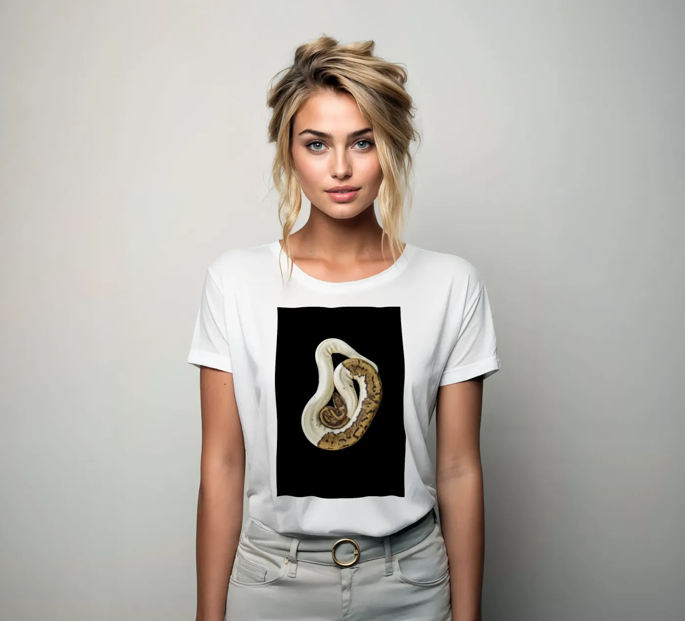 Bruine en witte python dames t-shirt getailleerd van Curious Collections by Marielle Leenders