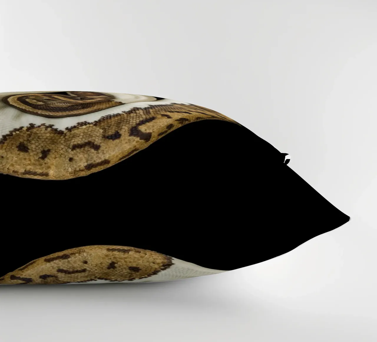 Pitone marrone e bianco cuscino da Curious Collections by Marielle Leenders