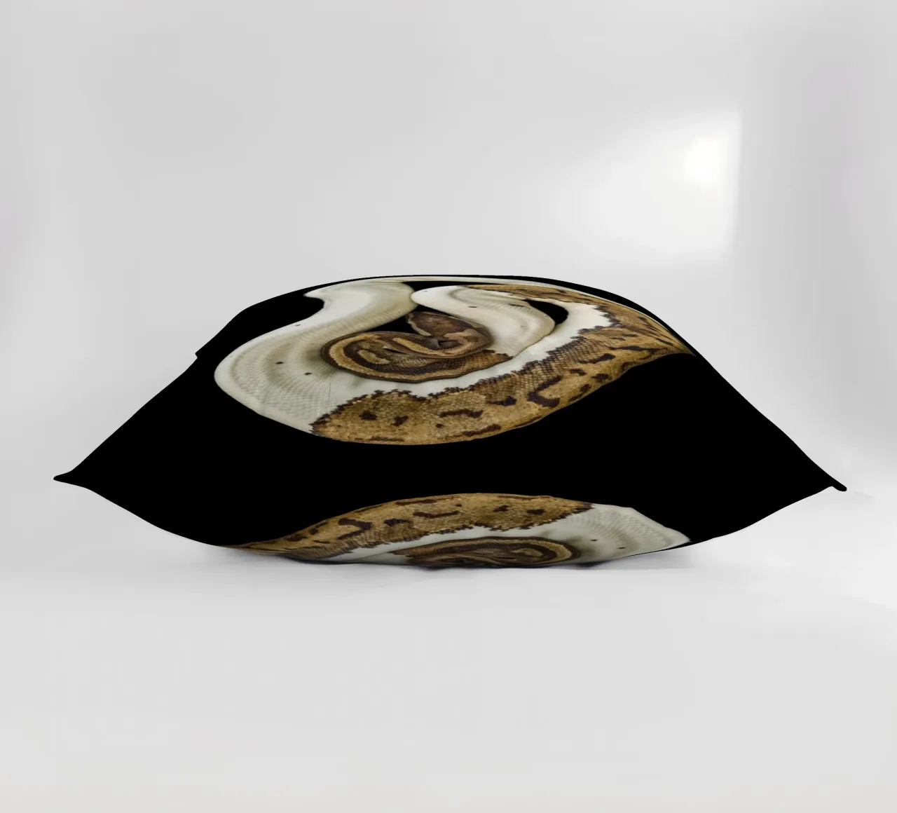 Pitone marrone e bianco cuscino da Curious Collections by Marielle Leenders
