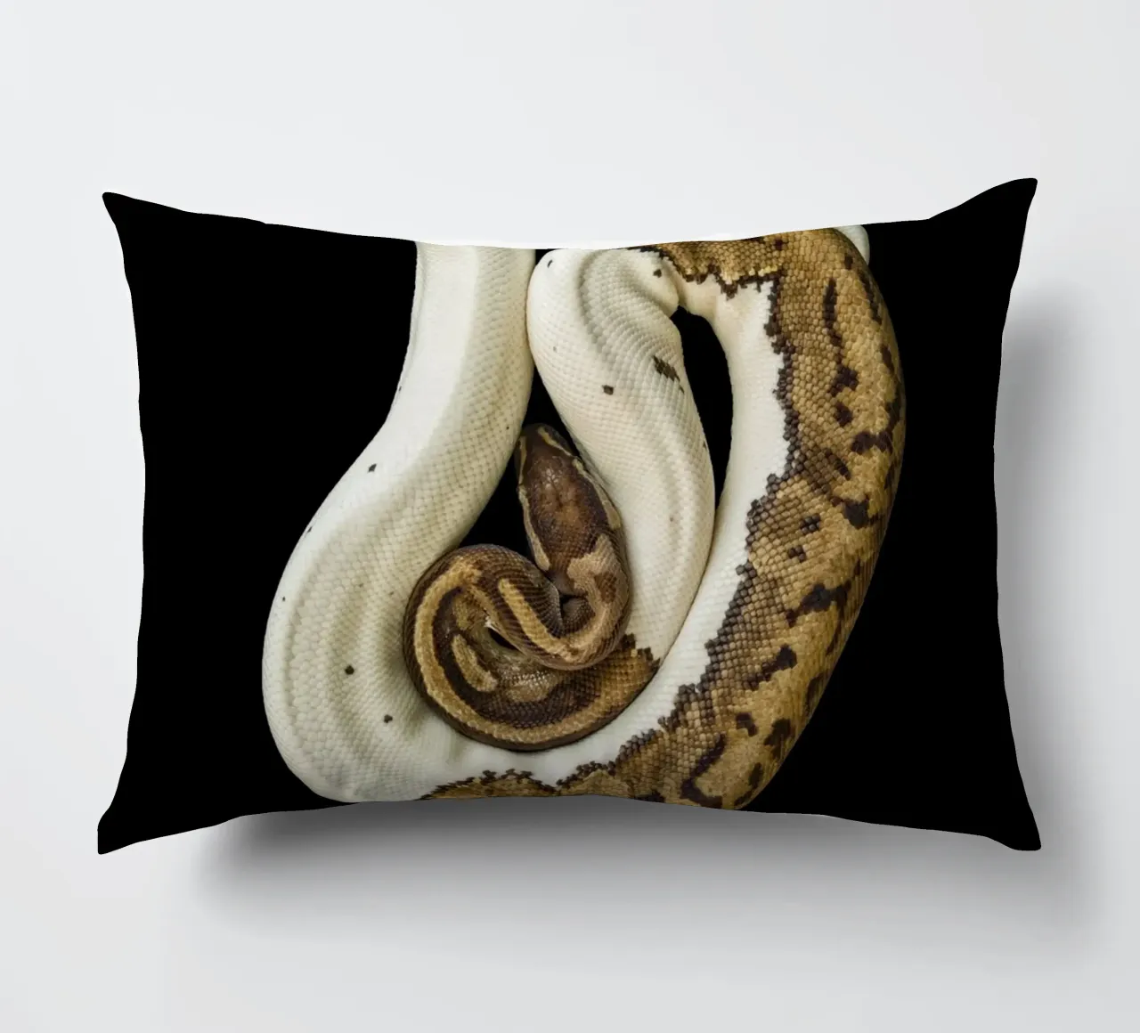 Pitone marrone e bianco cuscino da Curious Collections by Marielle Leenders