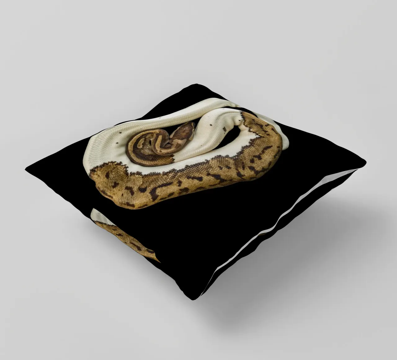 Pitone marrone e bianco cuscino da Curious Collections by Marielle Leenders