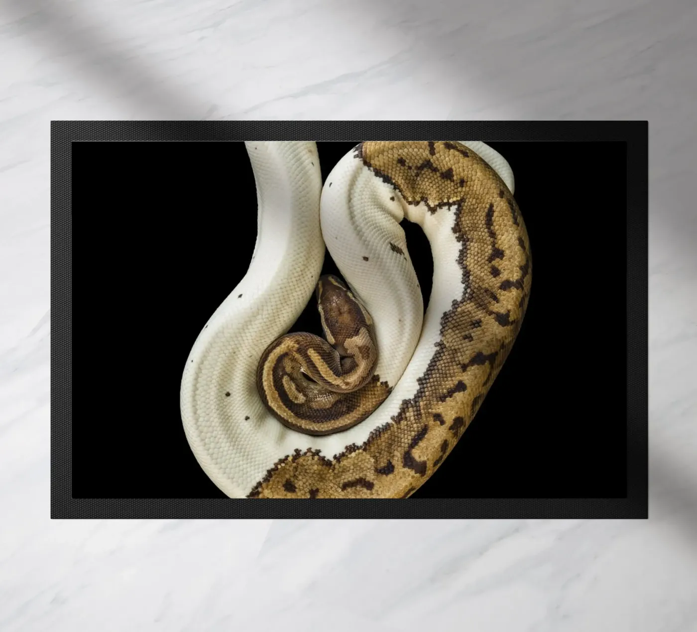Braun & Weiß Python Fußmatte von Curious Collections by Marielle Leenders