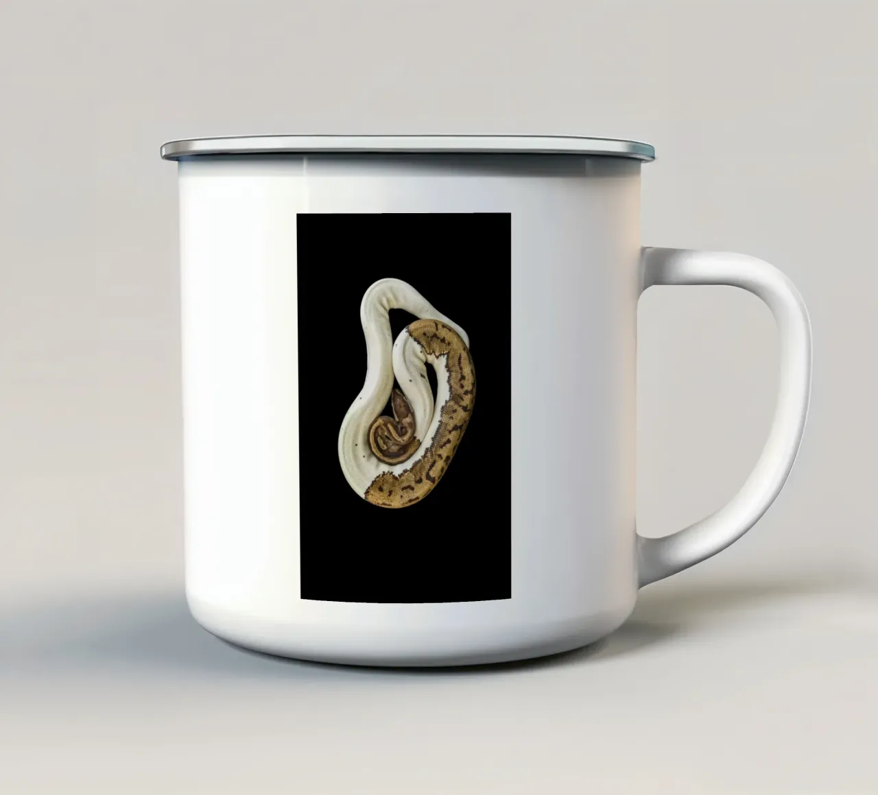 Python marron et blanc mug en émail de Curious Collections by Marielle Leenders