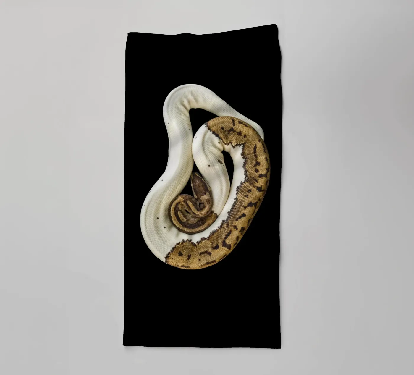Brown & White Python badhanddoek van Curious Collections by Marielle Leenders