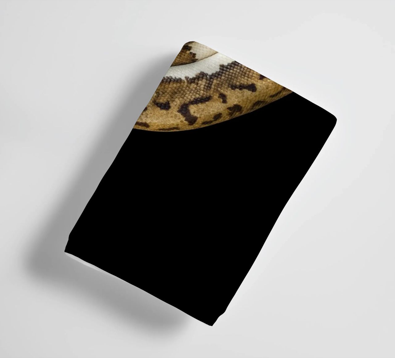 Braun & Weiß Python Handtuch von Curious Collections by Marielle Leenders