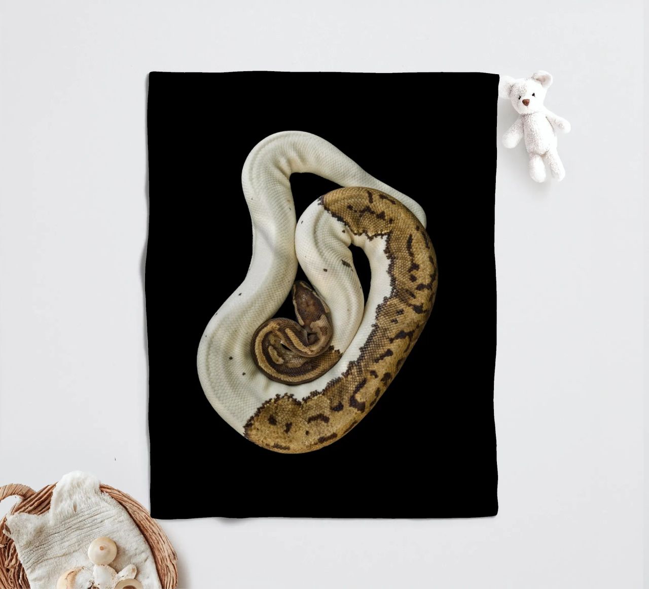 Braun & Weiß Python Fleecedecke von Curious Collections by Marielle Leenders
