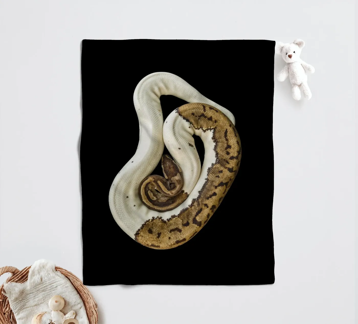 Pitone marrone e bianco coperta in pile da Curious Collections by Marielle Leenders