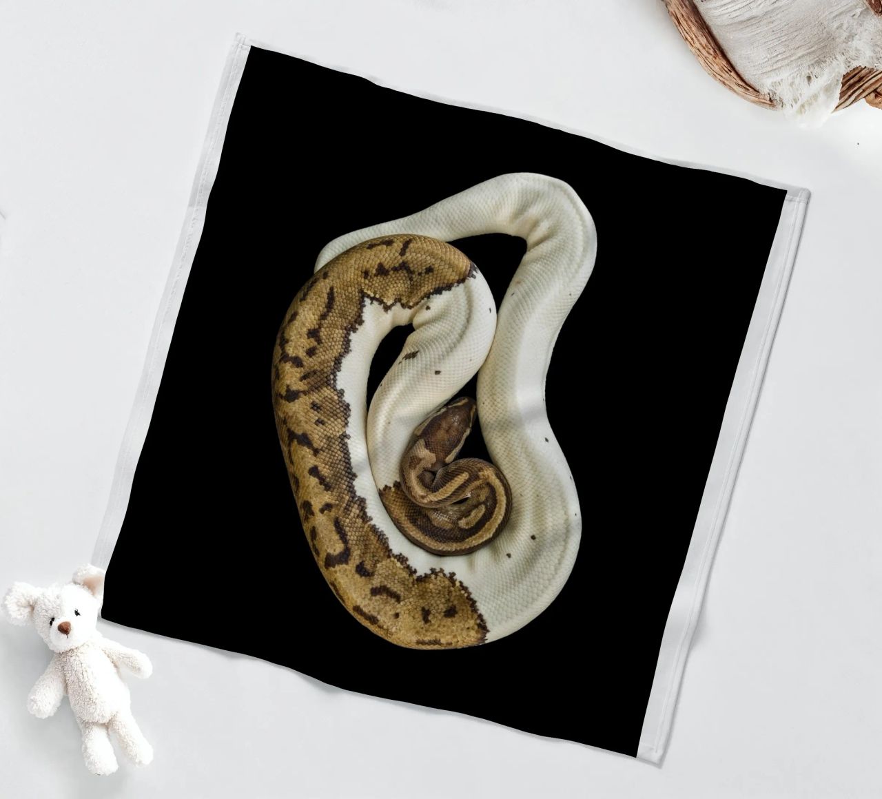 Braun & Weiß Python Fleecedecke von Curious Collections by Marielle Leenders