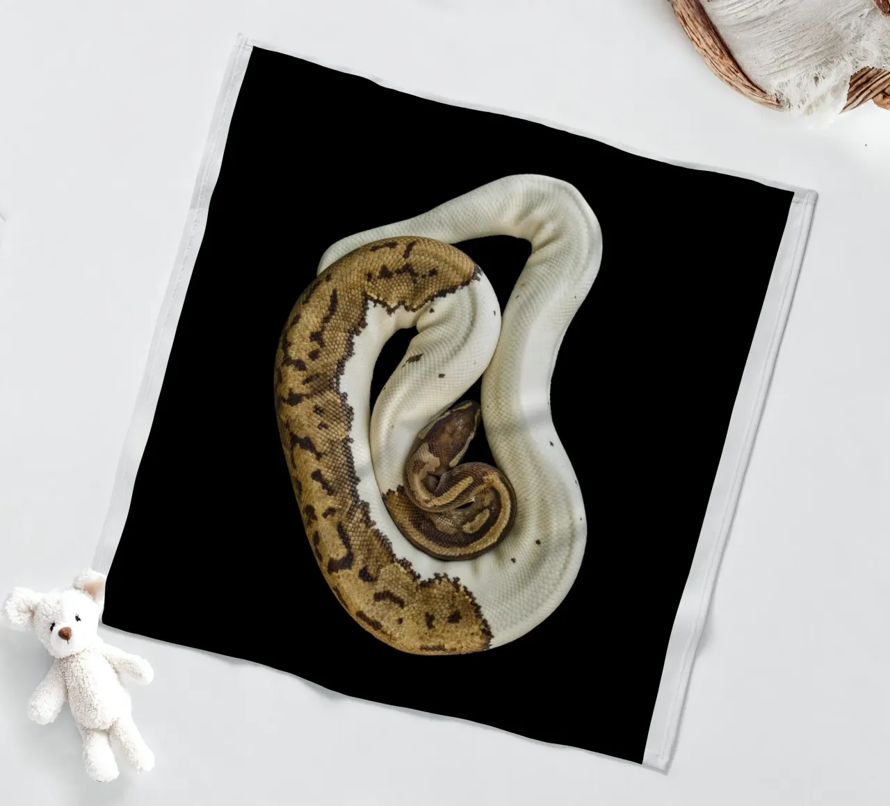 Python marron et blanc plaid polaire de Curious Collections by Marielle Leenders