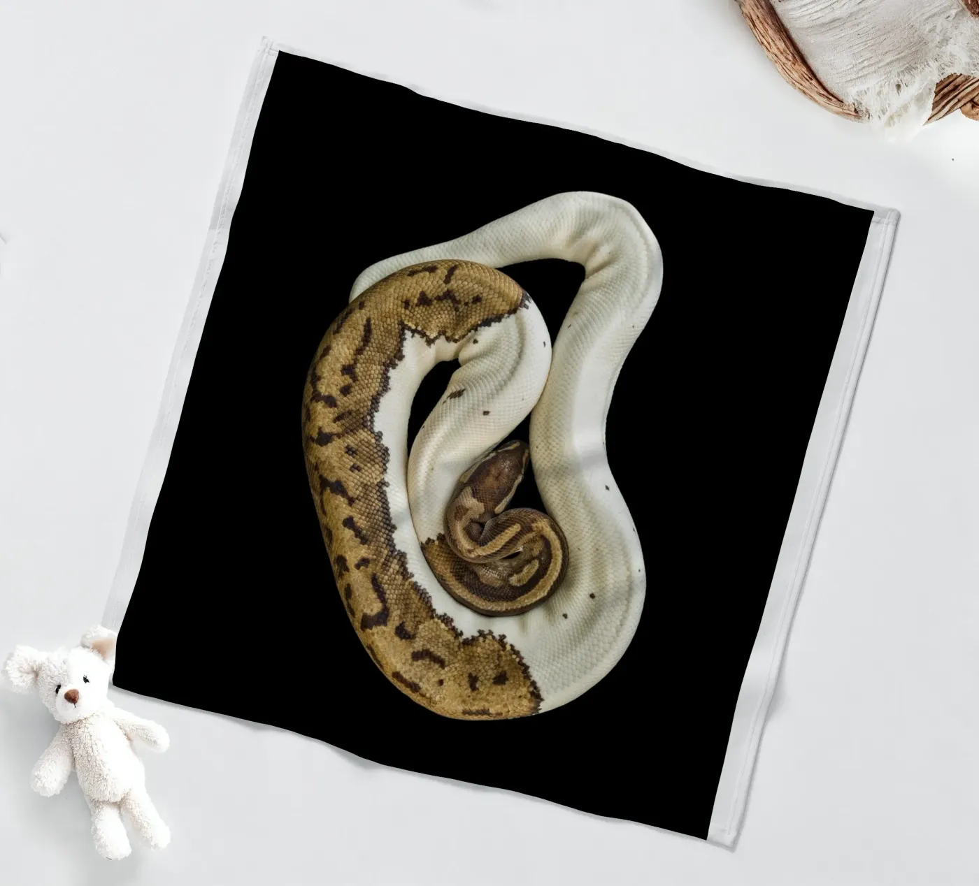 Pitone marrone e bianco coperta in pile da Curious Collections by Marielle Leenders