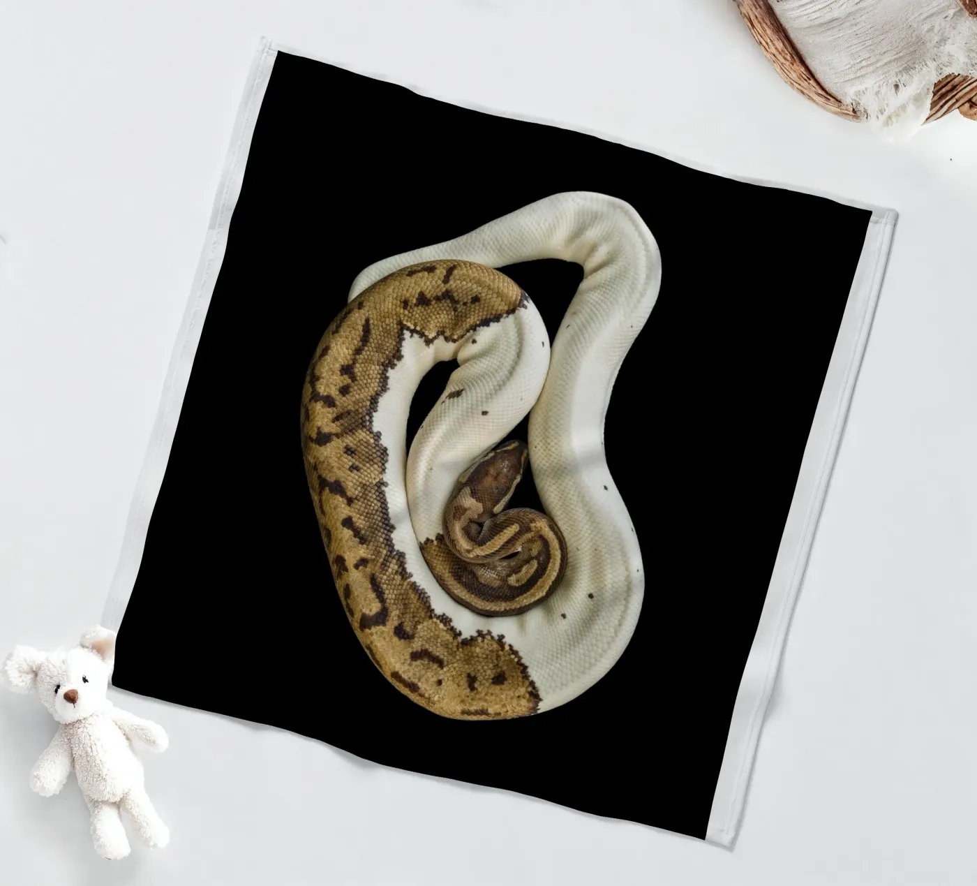 Bruine en witte python fleecedeken van Curious Collections by Marielle Leenders