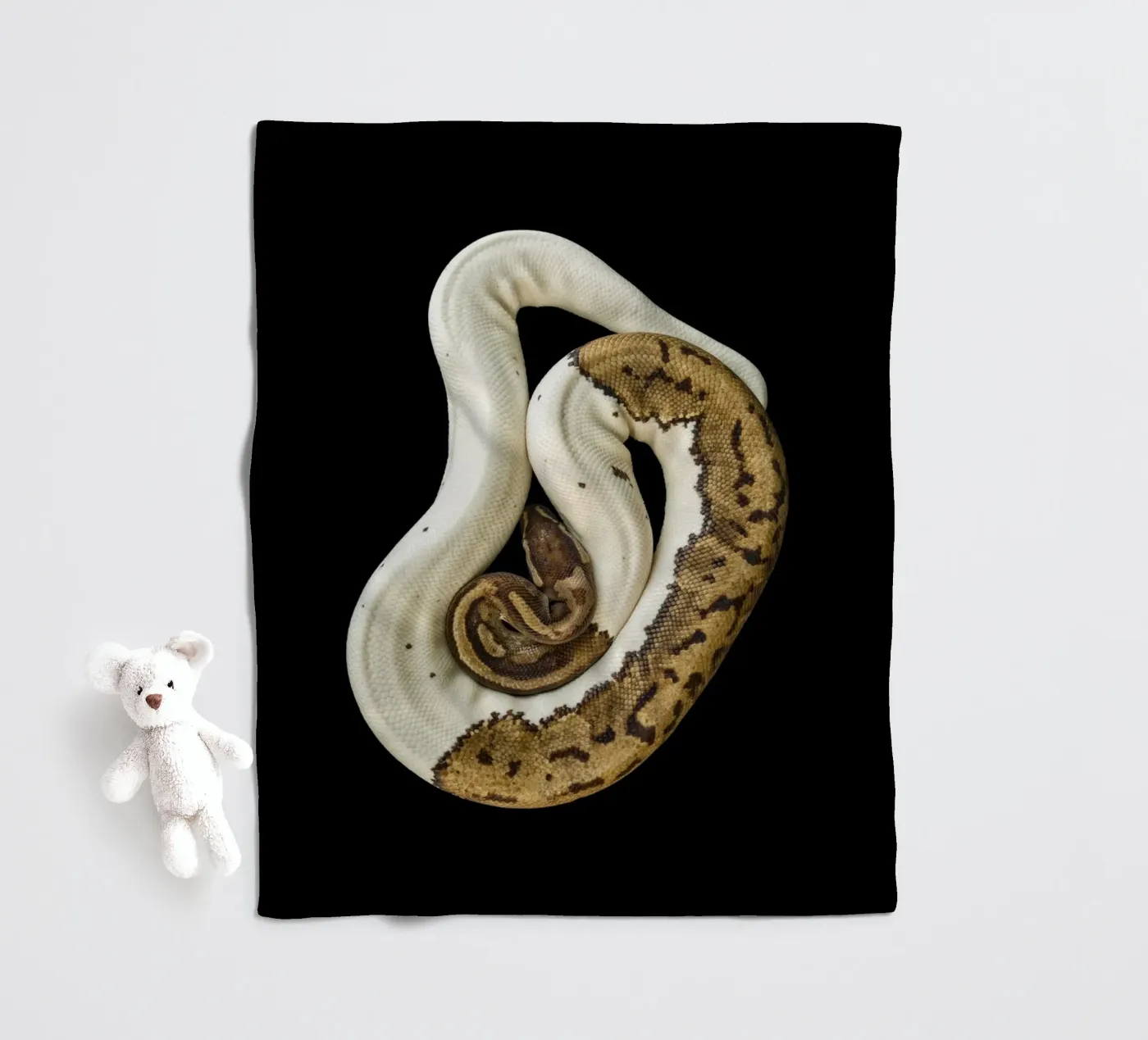 Bruine en witte python fleecedeken van Curious Collections by Marielle Leenders
