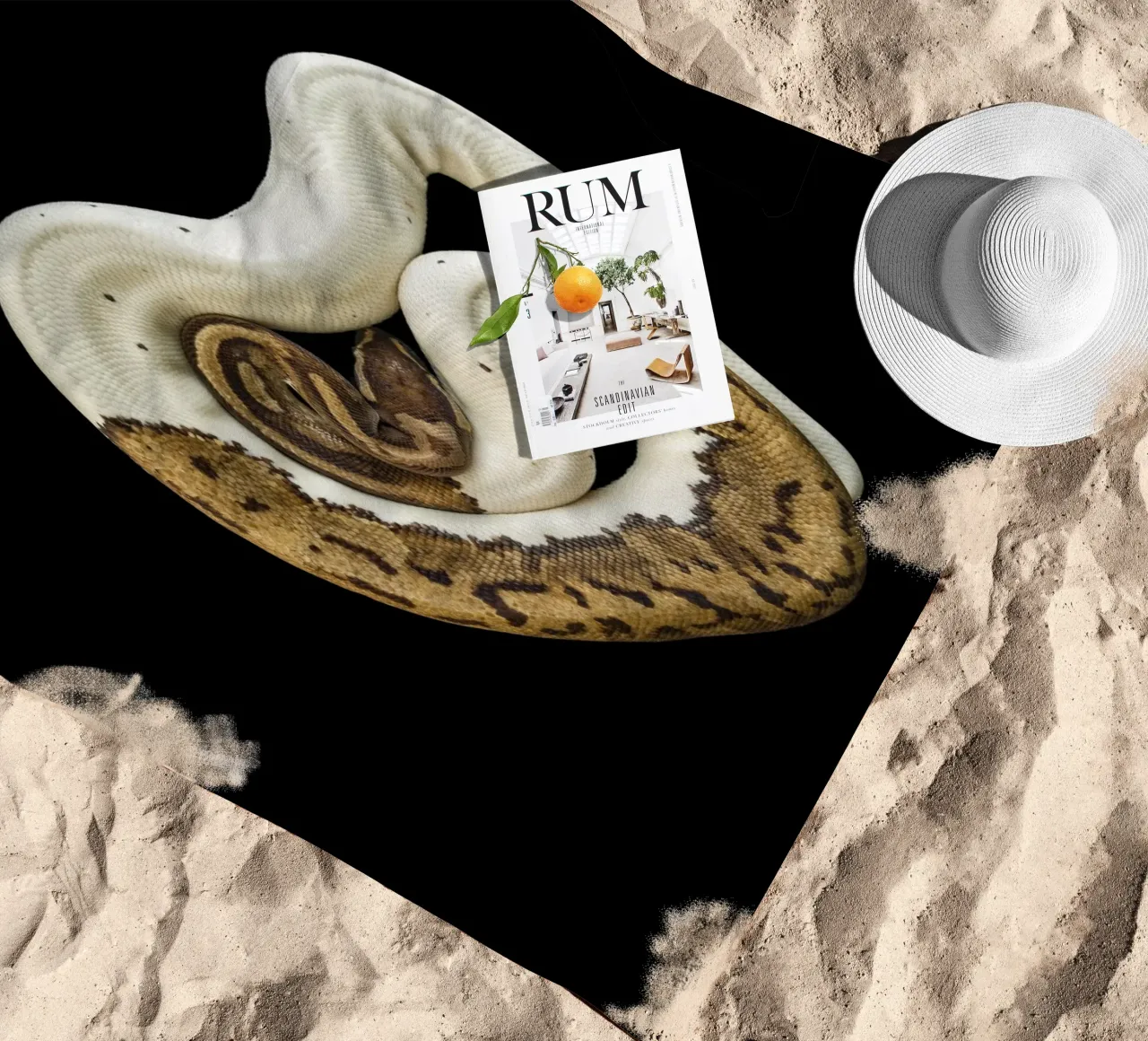 Bruine en witte python strandhanddoek van Curious Collections by Marielle Leenders