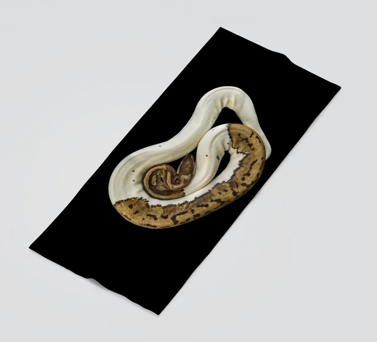Bruine en witte python strandhanddoek van Curious Collections by Marielle Leenders