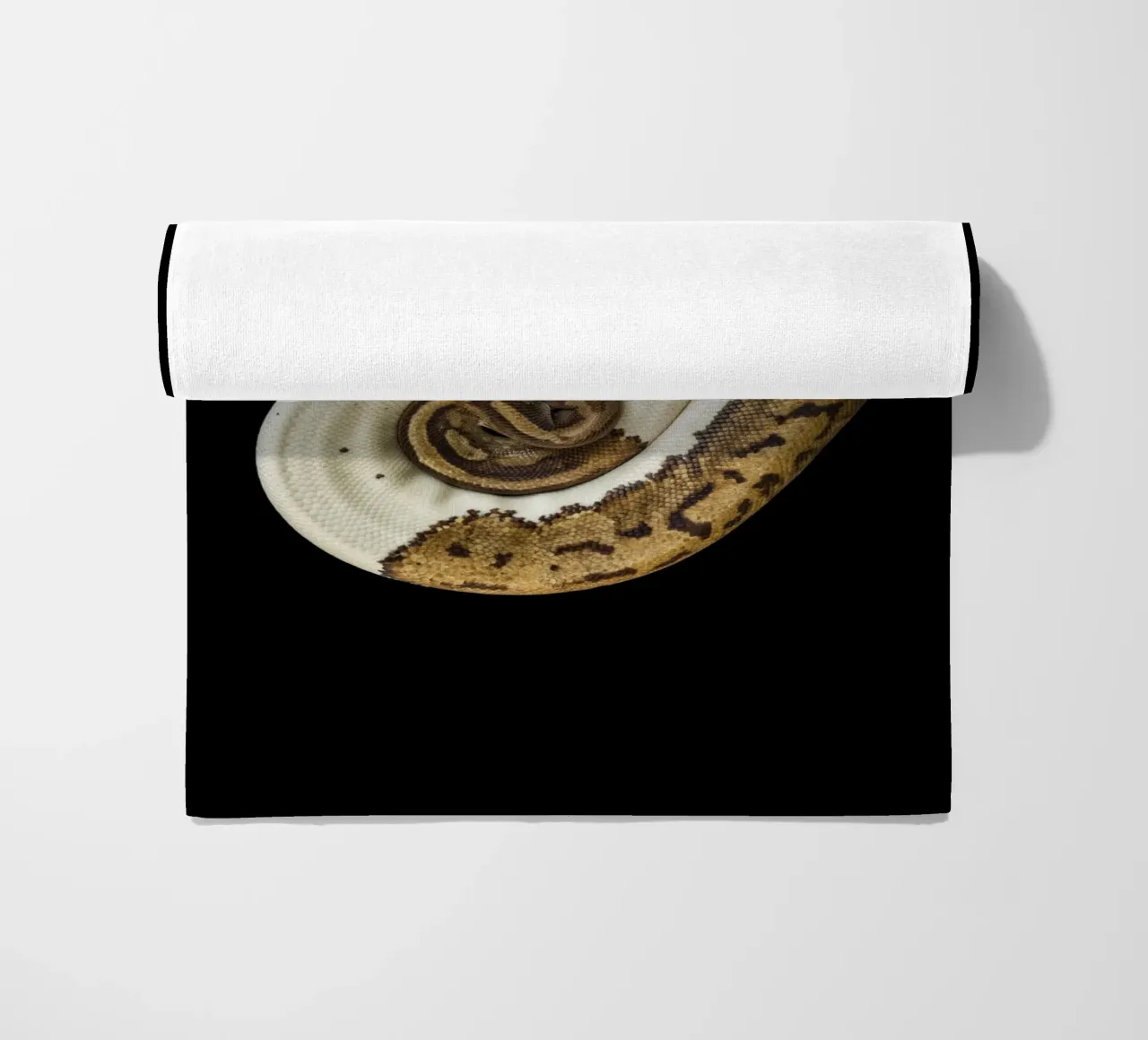 Bruine en witte python strandhanddoek van Curious Collections by Marielle Leenders