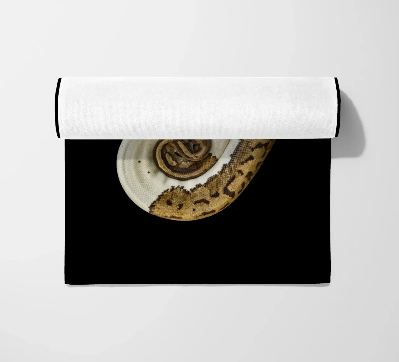 Bruine en witte python strandhanddoek van Curious Collections by Marielle Leenders