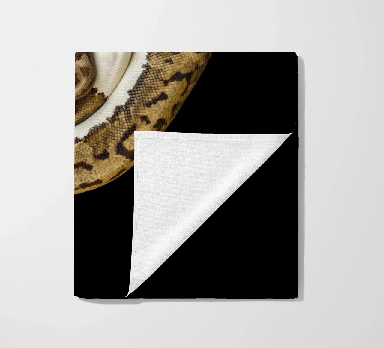 Bruine en witte python strandhanddoek van Curious Collections by Marielle Leenders