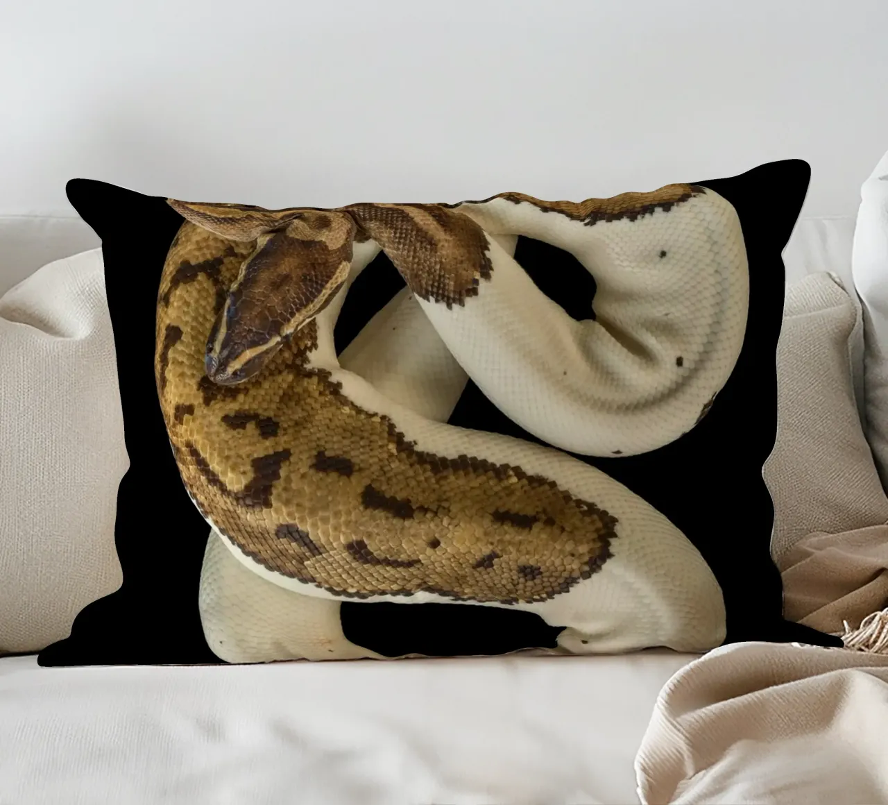 Bruine en witte python kussen van Curious Collections by Marielle Leenders
