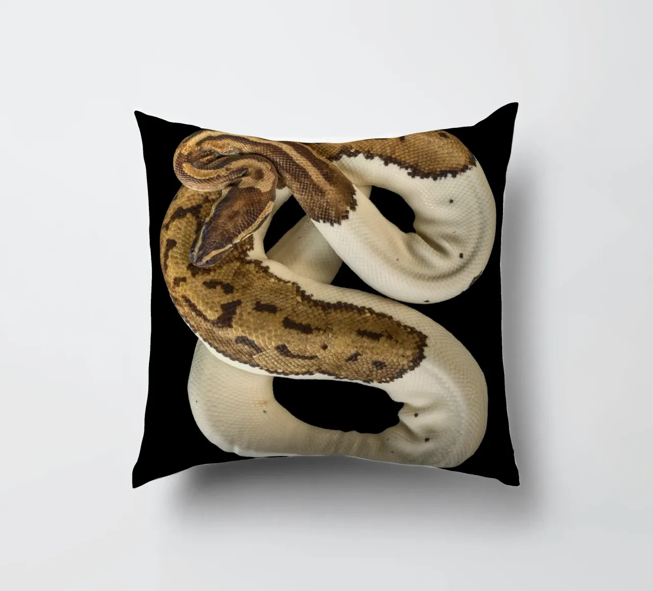 Bruine en witte python kussen van Curious Collections by Marielle Leenders