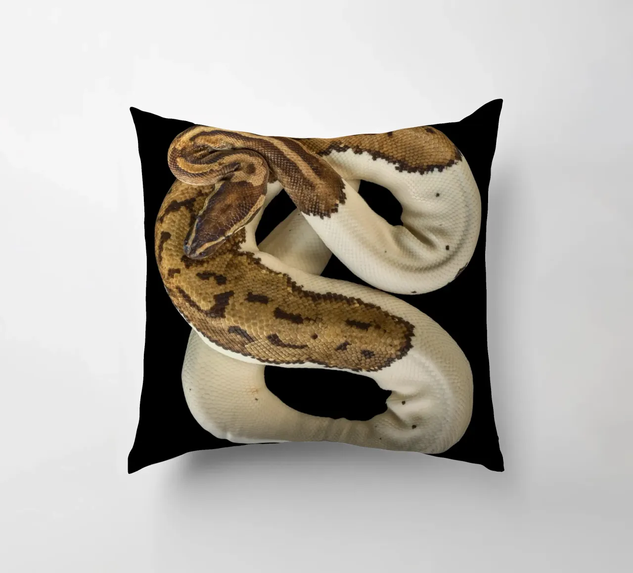 Bruine en witte python kussen van Curious Collections by Marielle Leenders