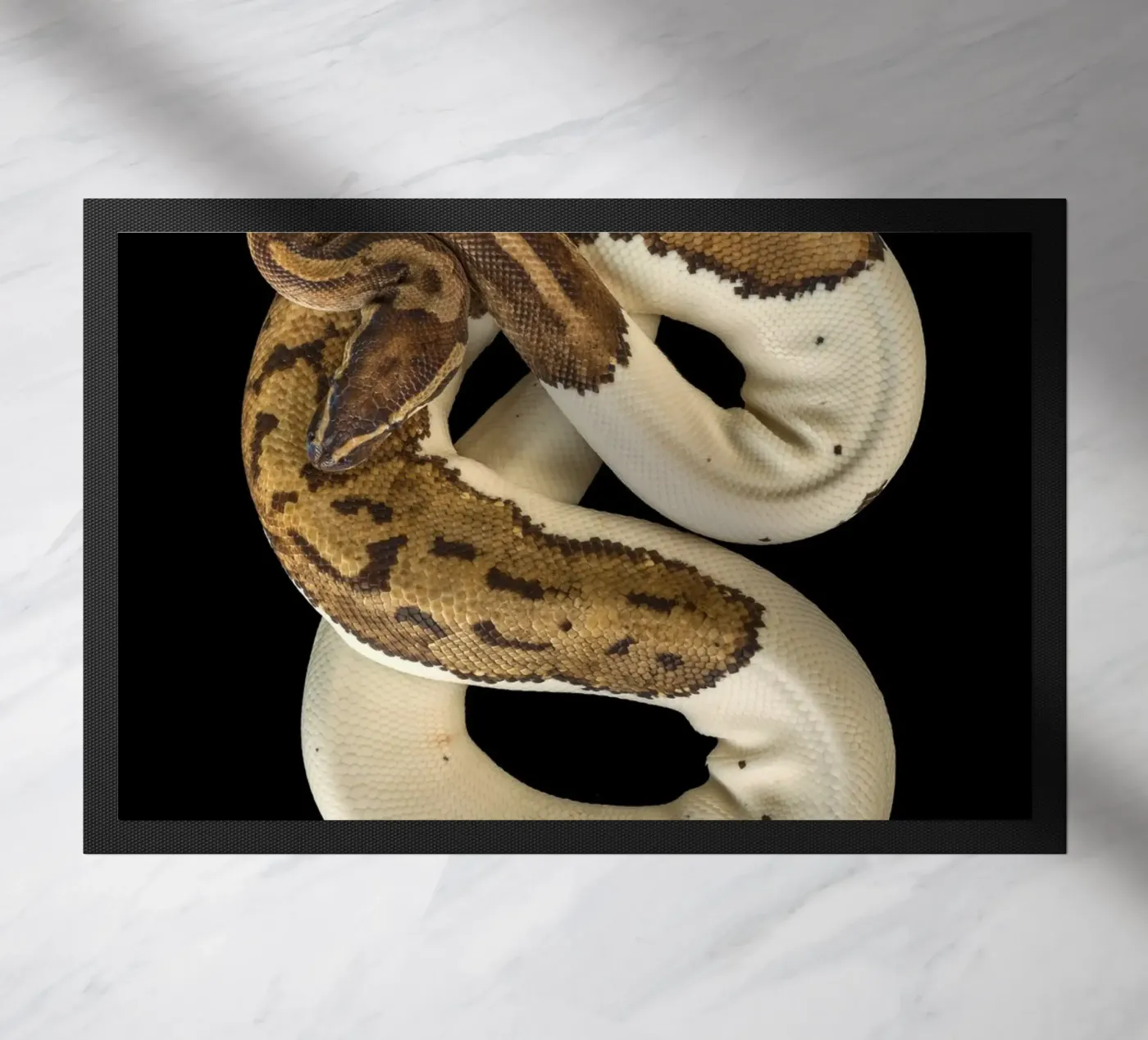 Bruine en witte python deurmat van Curious Collections by Marielle Leenders