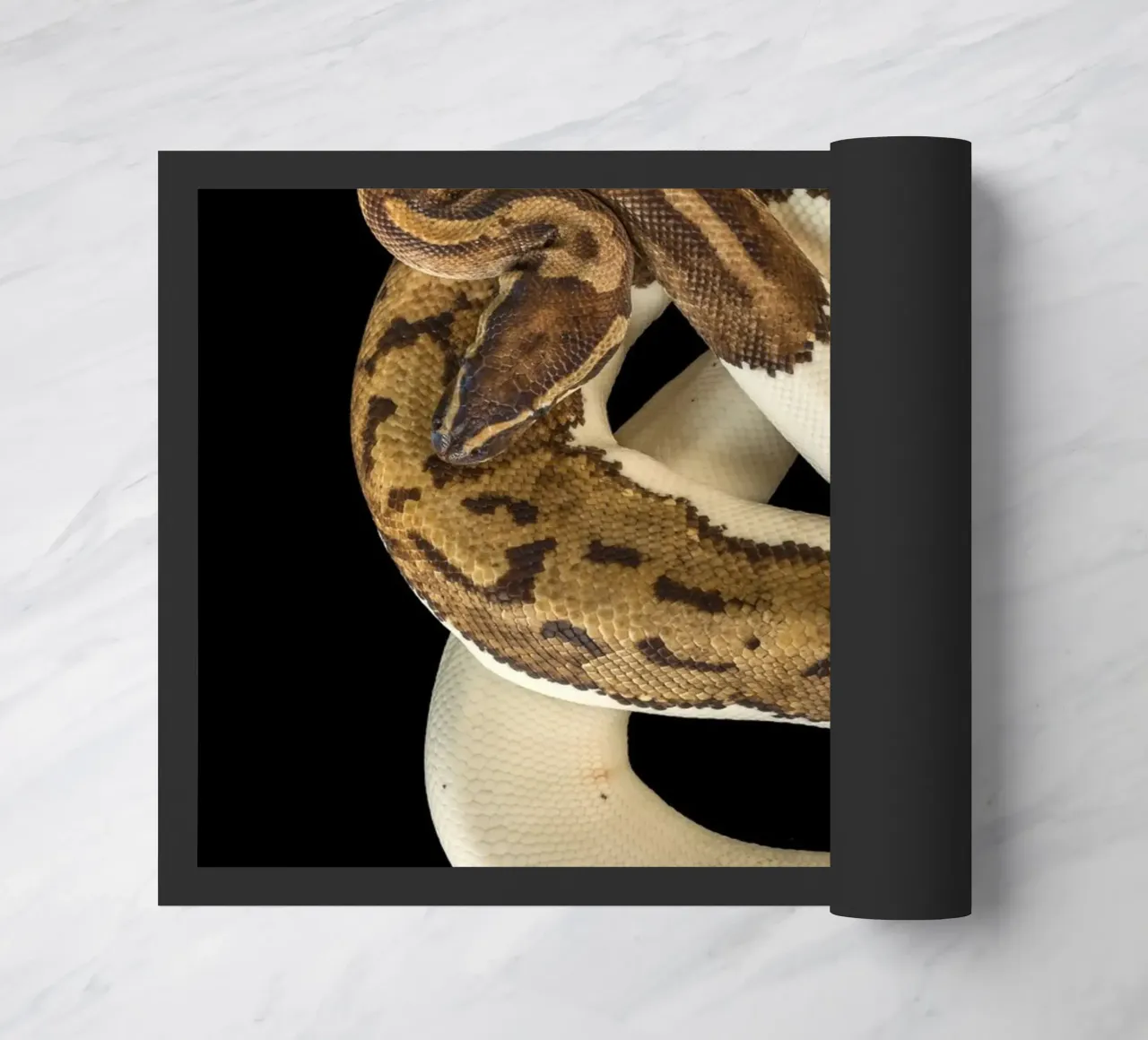 Bruine en witte python deurmat van Curious Collections by Marielle Leenders