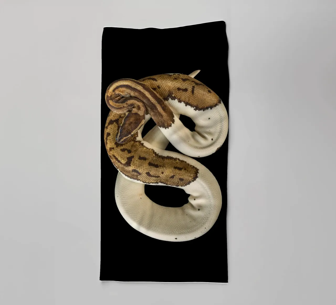 Bruine en witte python badhanddoek van Curious Collections by Marielle Leenders