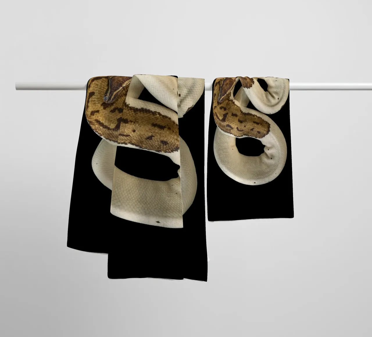 Bruine en witte python badhanddoek van Curious Collections by Marielle Leenders