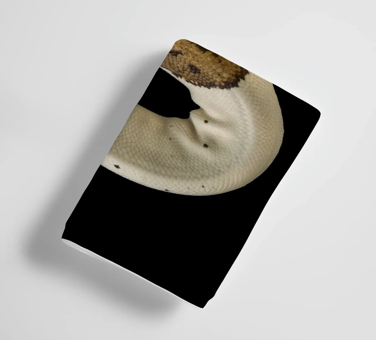 Pitone marrone e bianco asciugamano da bagno da Curious Collections by Marielle Leenders