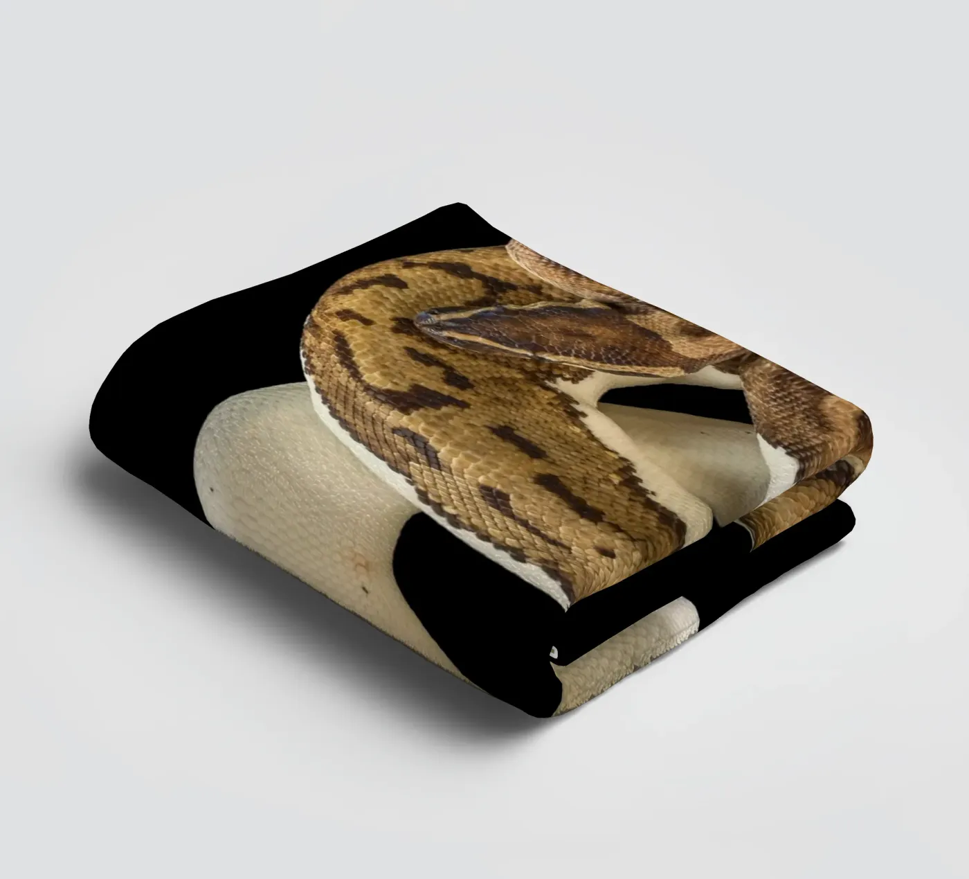 Brown & White Python asciugamano da bagno da Curious Collections by Marielle Leenders