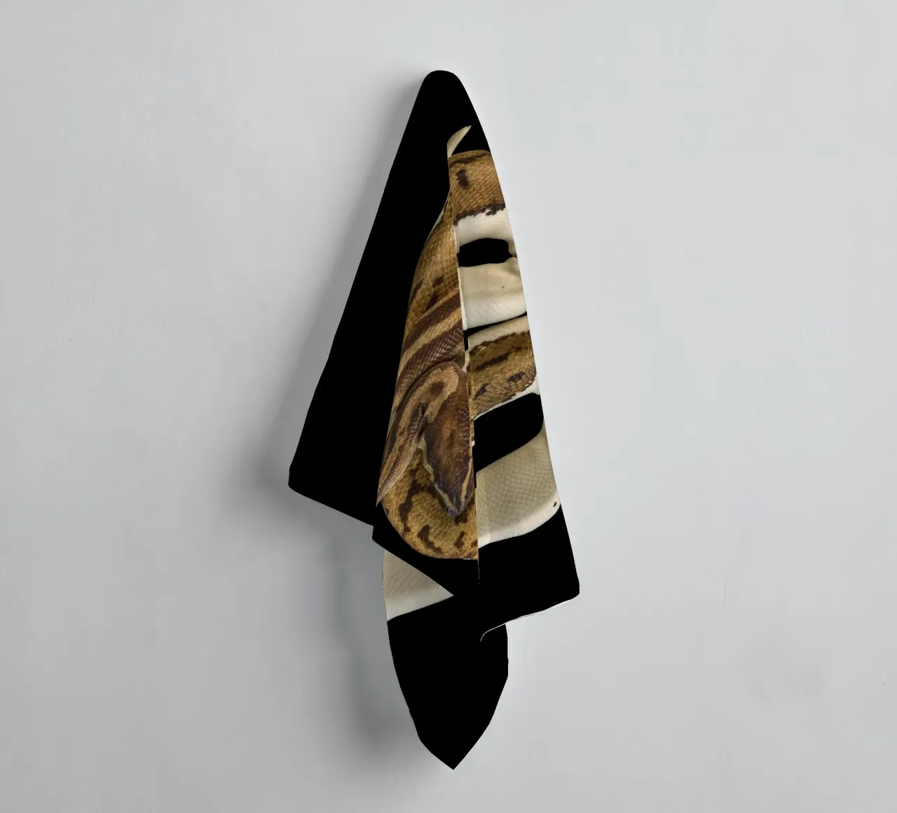Pitone marrone e bianco asciugamano da bagno da Curious Collections by Marielle Leenders