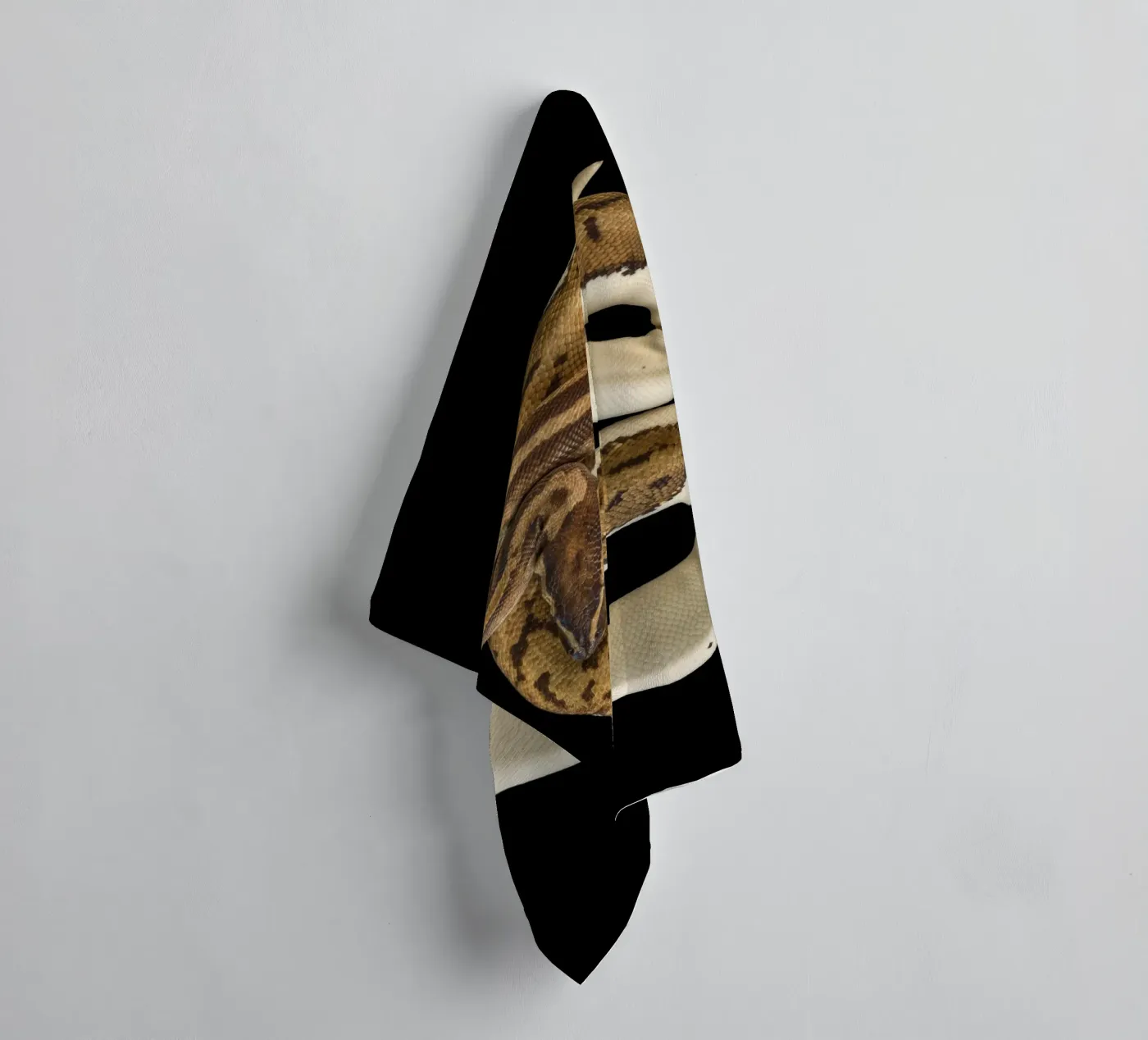 Brown & White Python Handtuch von Curious Collections by Marielle Leenders