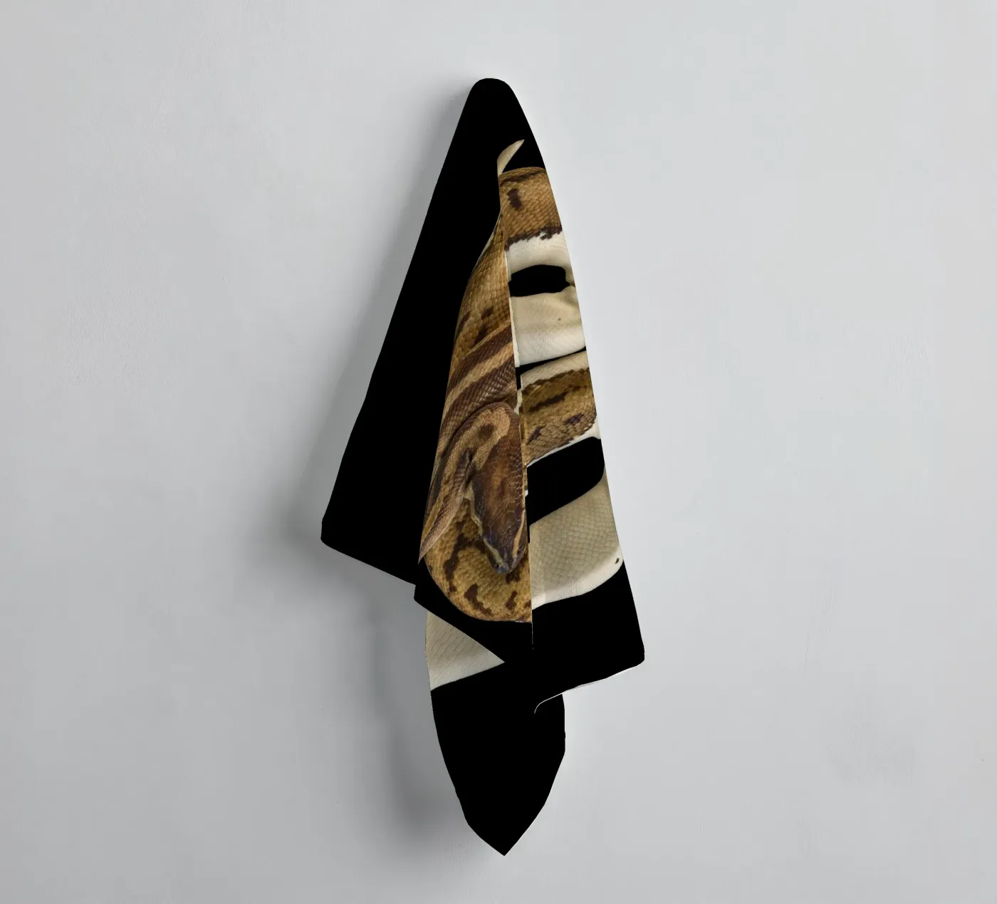 Brown & White Python asciugamano da bagno da Curious Collections by Marielle Leenders