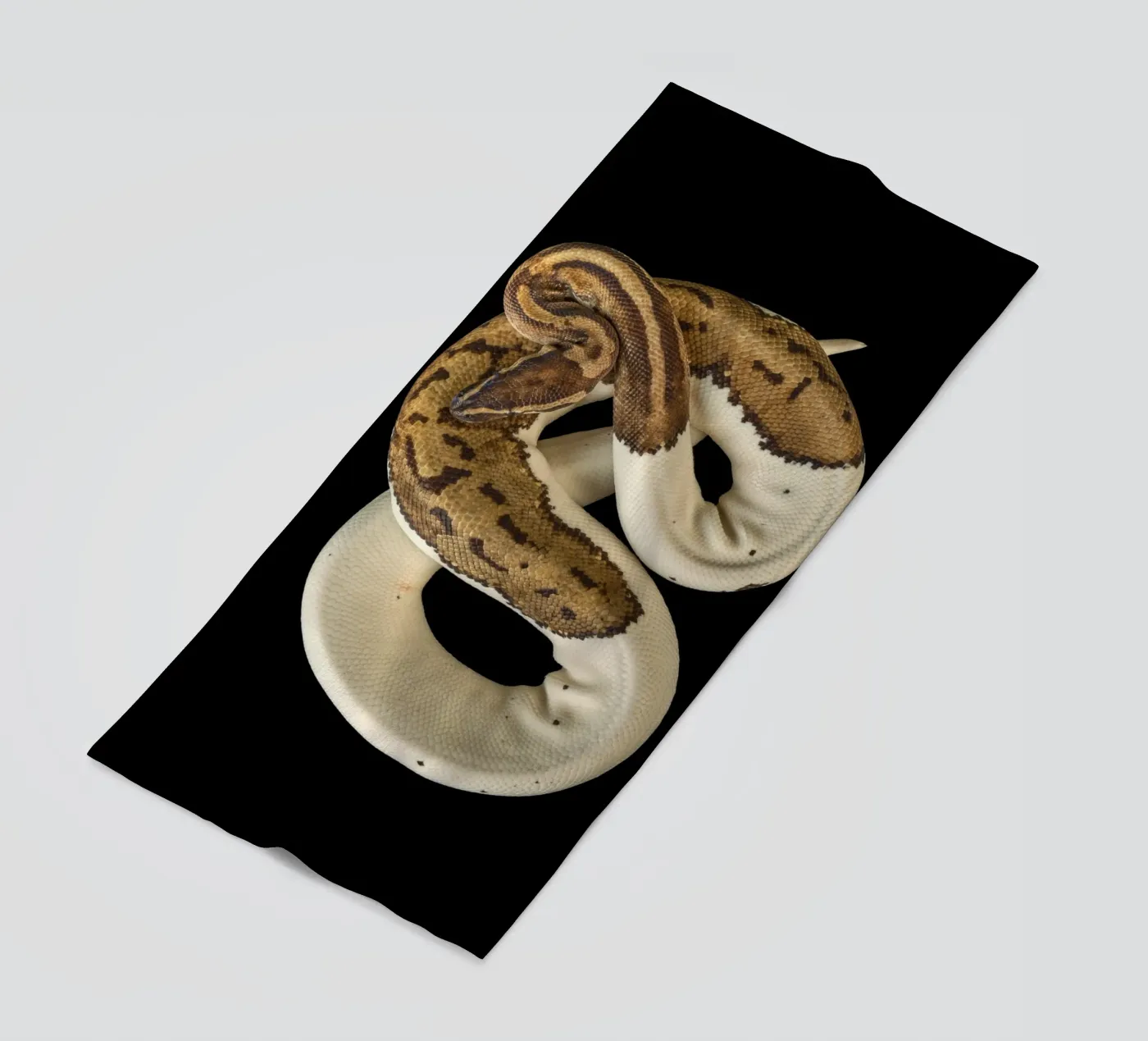 Bruine en witte python strandhanddoek van Curious Collections by Marielle Leenders