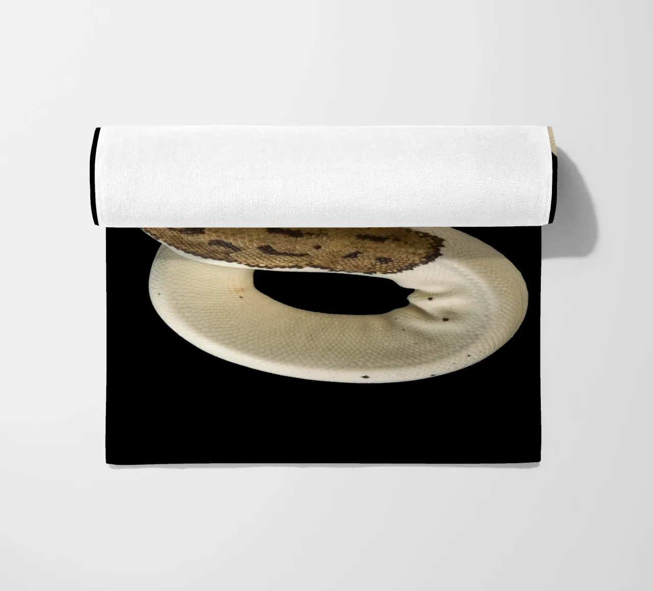 Bruine en witte python strandhanddoek van Curious Collections by Marielle Leenders