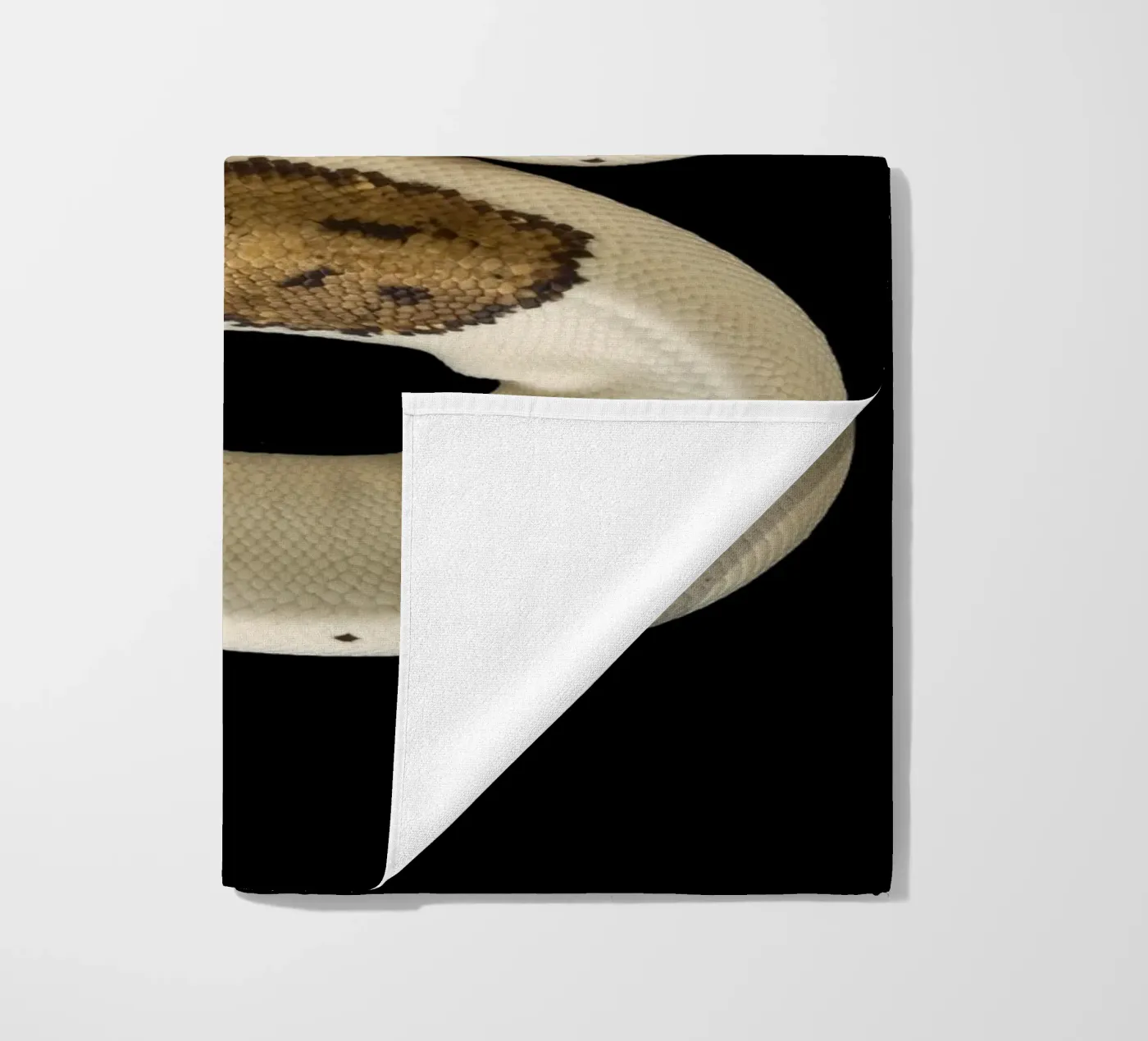 Bruine en witte python strandhanddoek van Curious Collections by Marielle Leenders