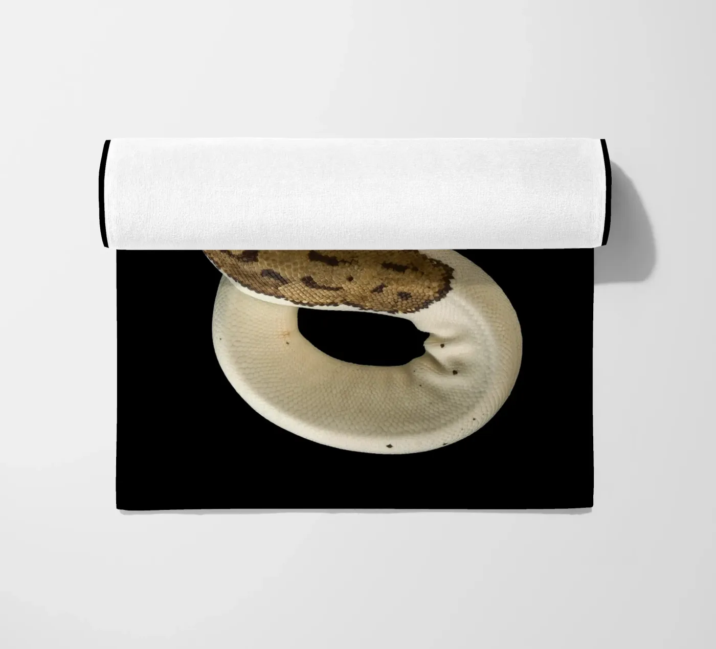 Bruine en witte python strandhanddoek van Curious Collections by Marielle Leenders