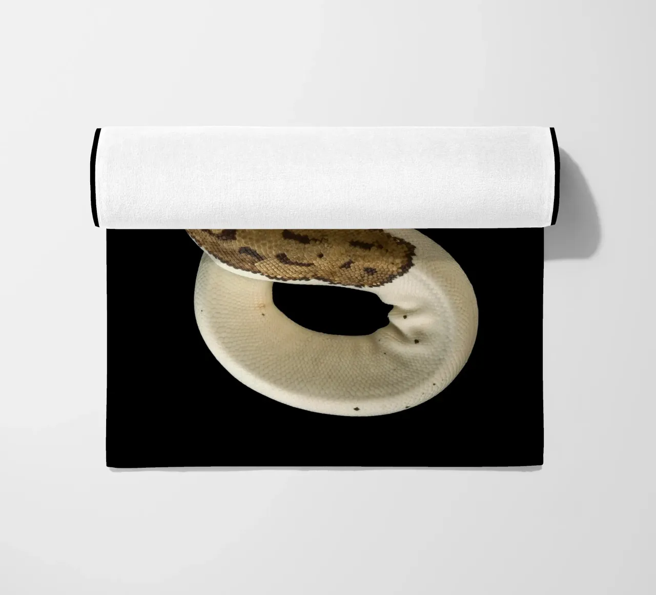 Bruine en witte python strandhanddoek van Curious Collections by Marielle Leenders