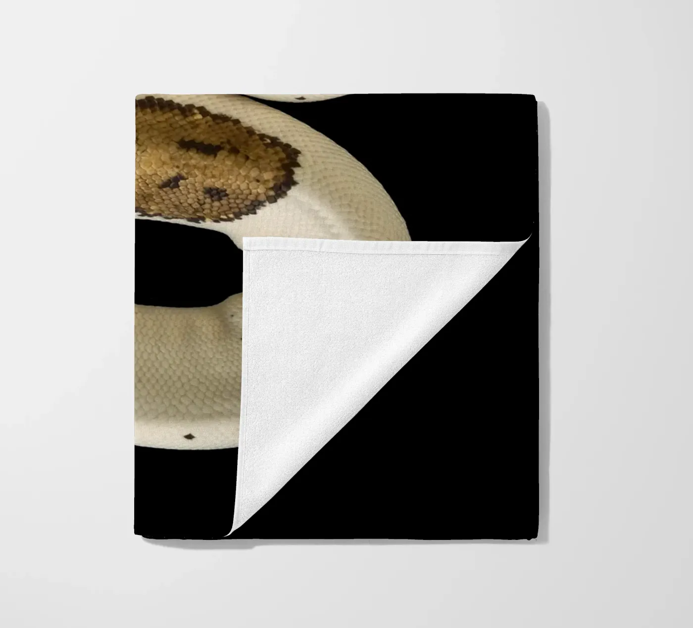 Bruine en witte python strandhanddoek van Curious Collections by Marielle Leenders