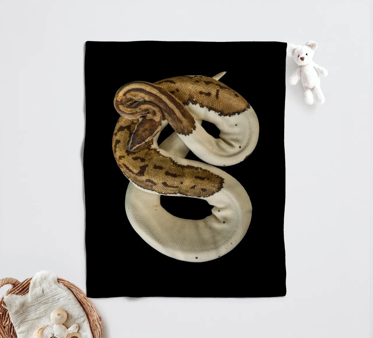 Braun & Weiß Python Fleecedecke von Curious Collections by Marielle Leenders