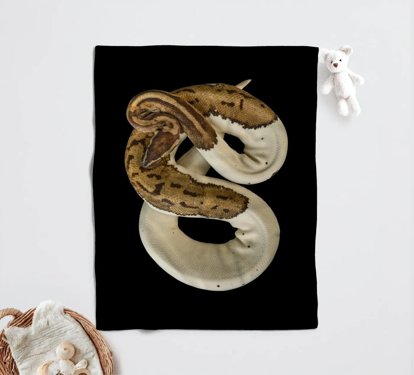 Python marron et blanc plaid polaire de Curious Collections by Marielle Leenders