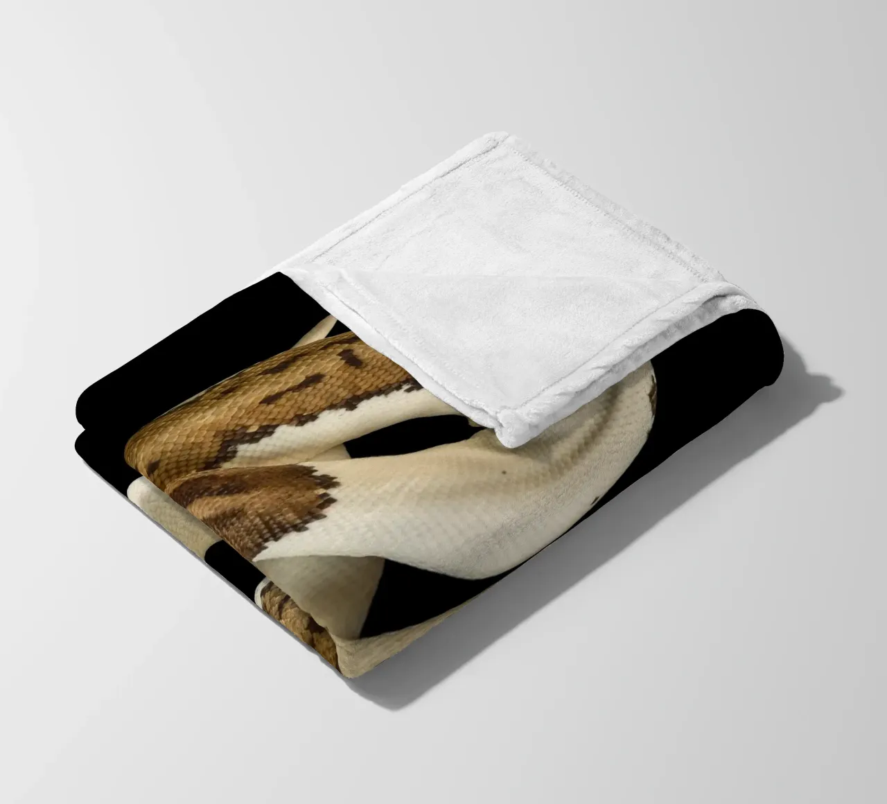 Bruine en witte python fleecedeken van Curious Collections by Marielle Leenders