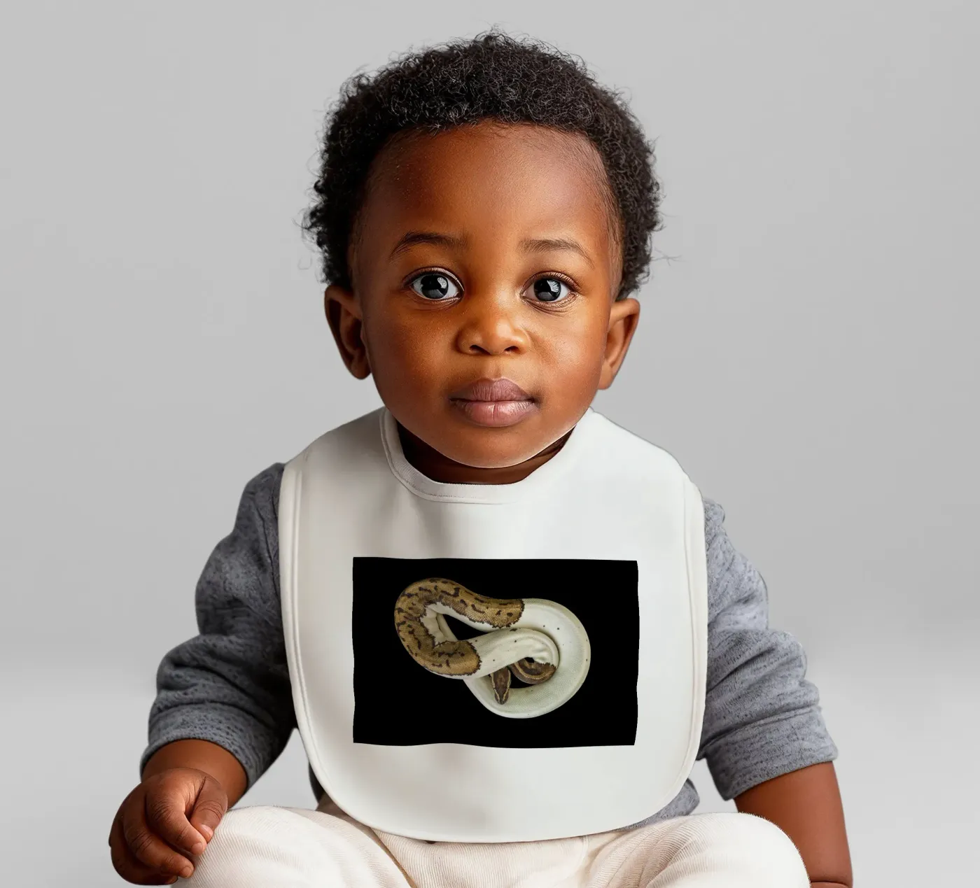 Bruine en witte python baby slabbetje van Curious Collections by Marielle Leenders