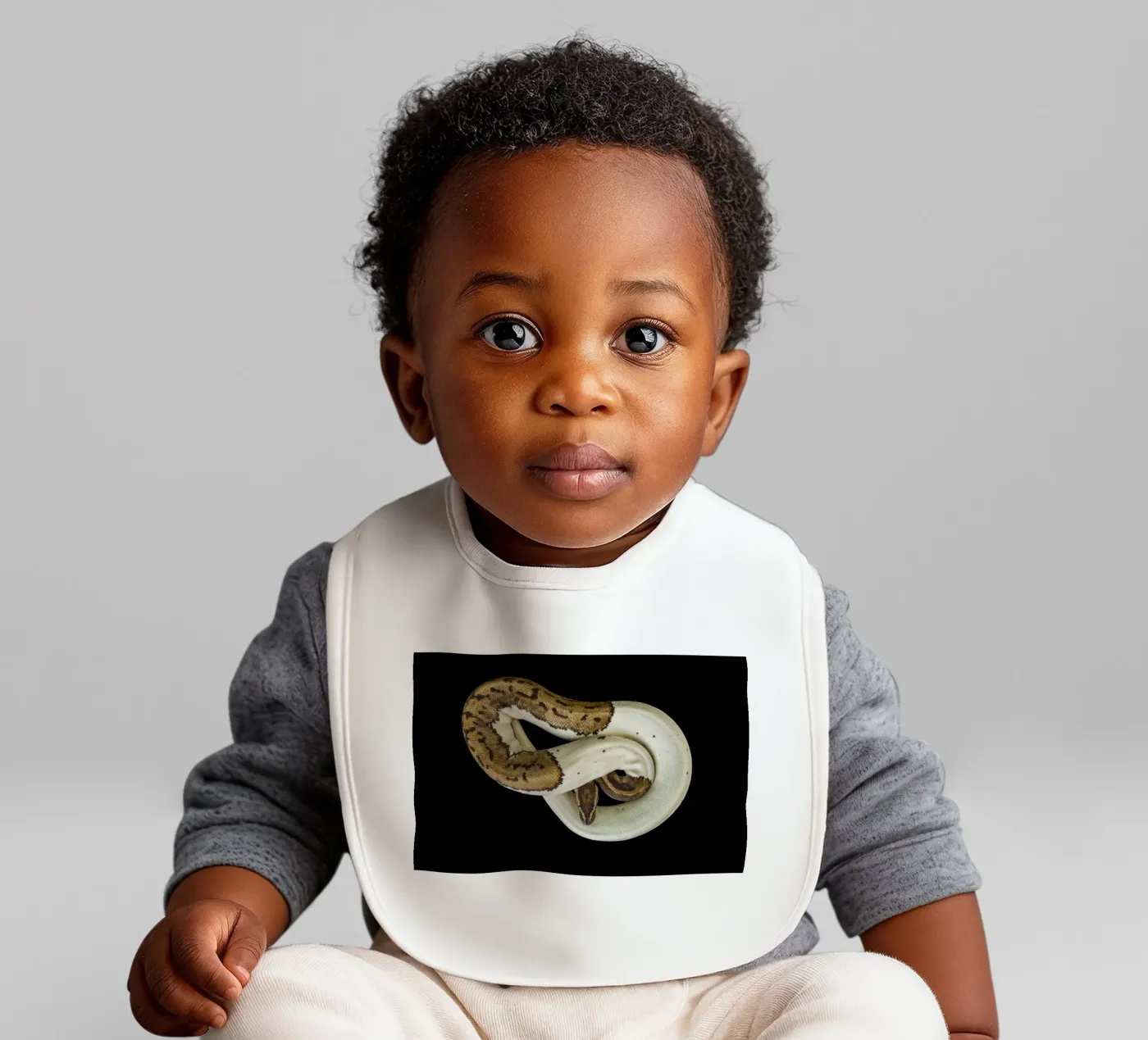 Bruine en witte python baby slabbetje van Curious Collections by Marielle Leenders