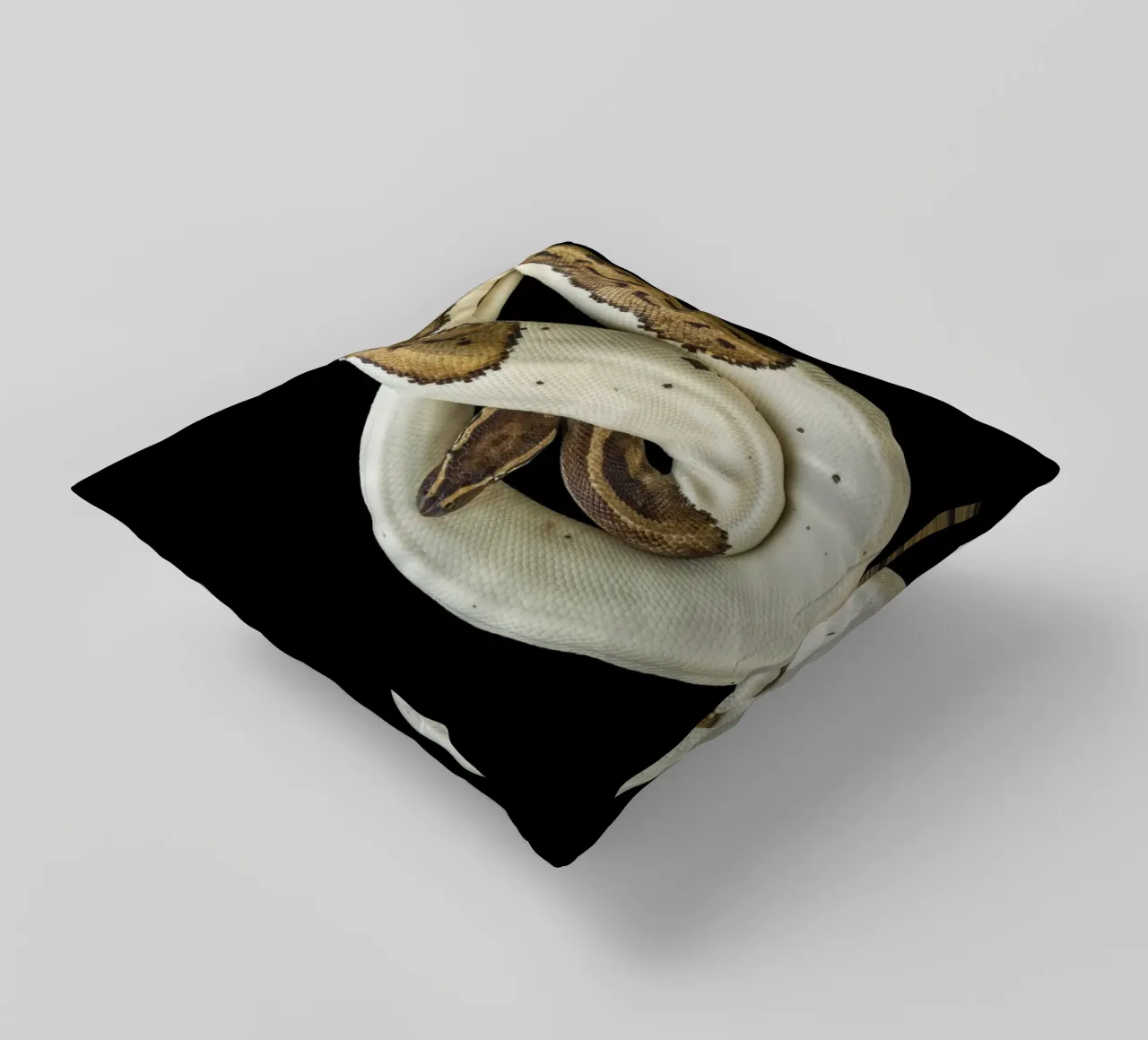 Pitone marrone e bianco cuscino da Curious Collections by Marielle Leenders