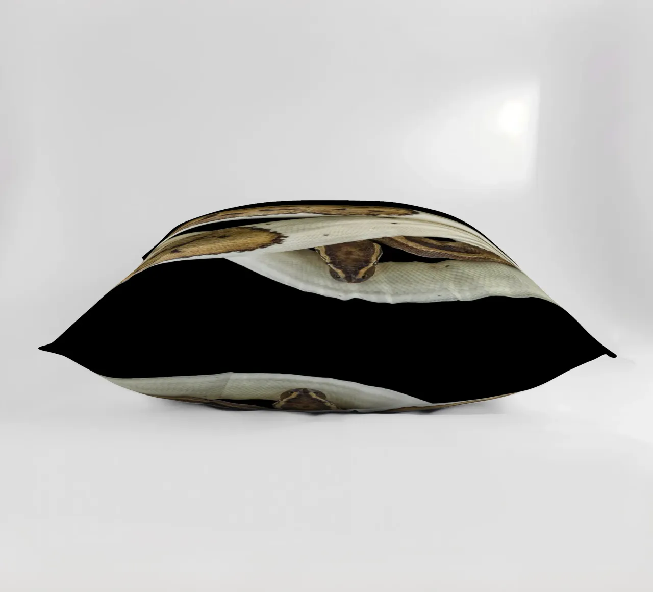 Pitone marrone e bianco cuscino da Curious Collections by Marielle Leenders