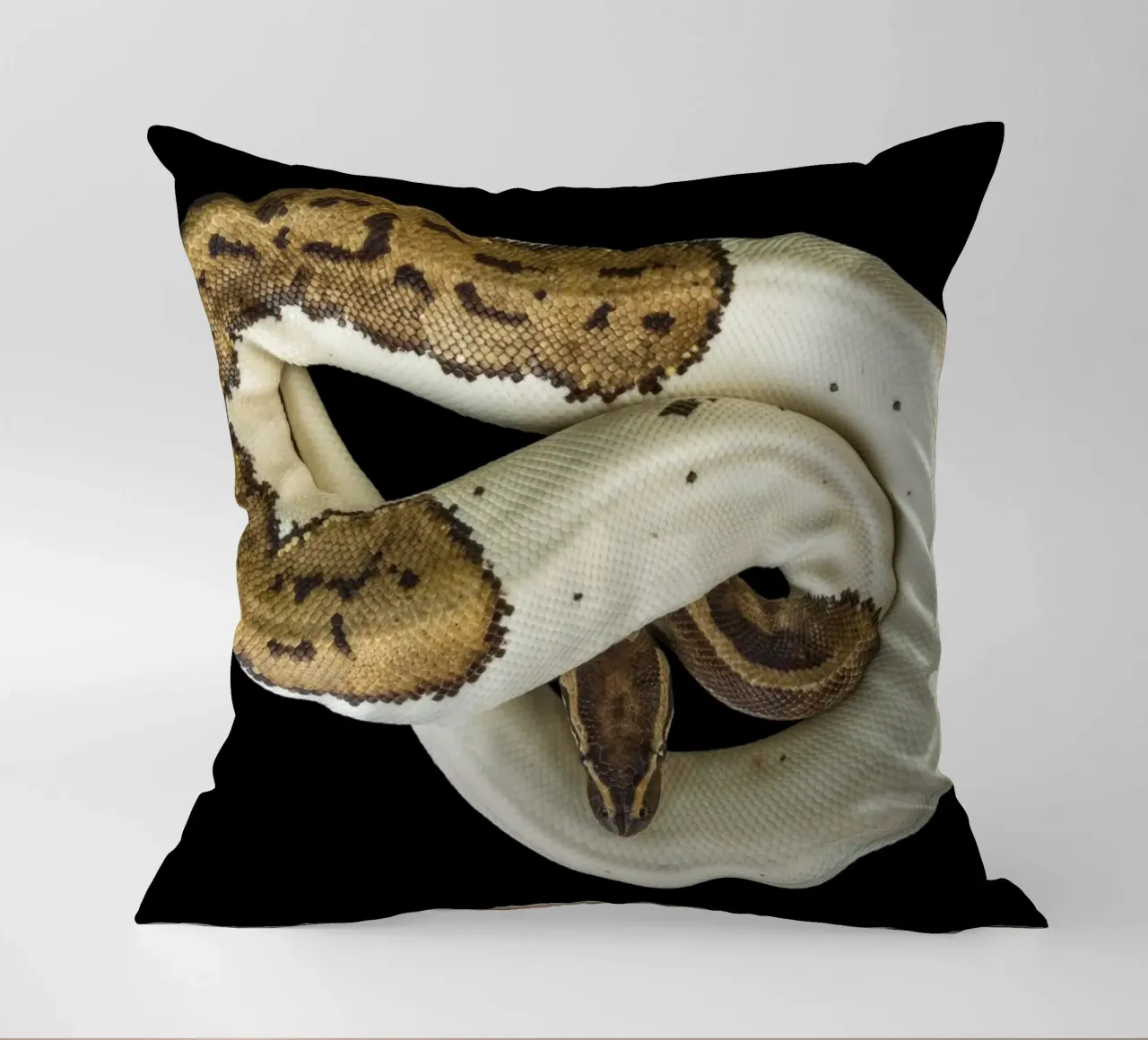 Pitone marrone e bianco cuscino da Curious Collections by Marielle Leenders